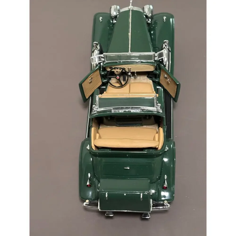 Danbury Mint 1:24 Cadillac V-16 Sport Phaeton 1932 Diecast Green Beige